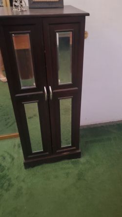 Standing jewelry box