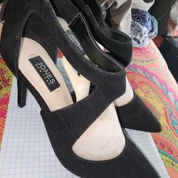 Ladies Jones New York Black Suede Leather Heels Size 7.5 M. $15