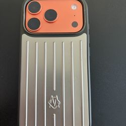 Rimowa Case 17 Pro Olive Green Like New 