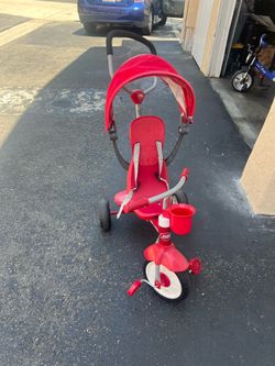 Radio Flyer 4-in-1 Stroll 'N Trike - Red: Adjustable Seat, Steel Frame, Ages 1-5.