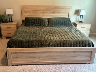 Bedroom furniture set