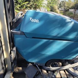 Tennant T600e 32" Disk Floor Scrubber