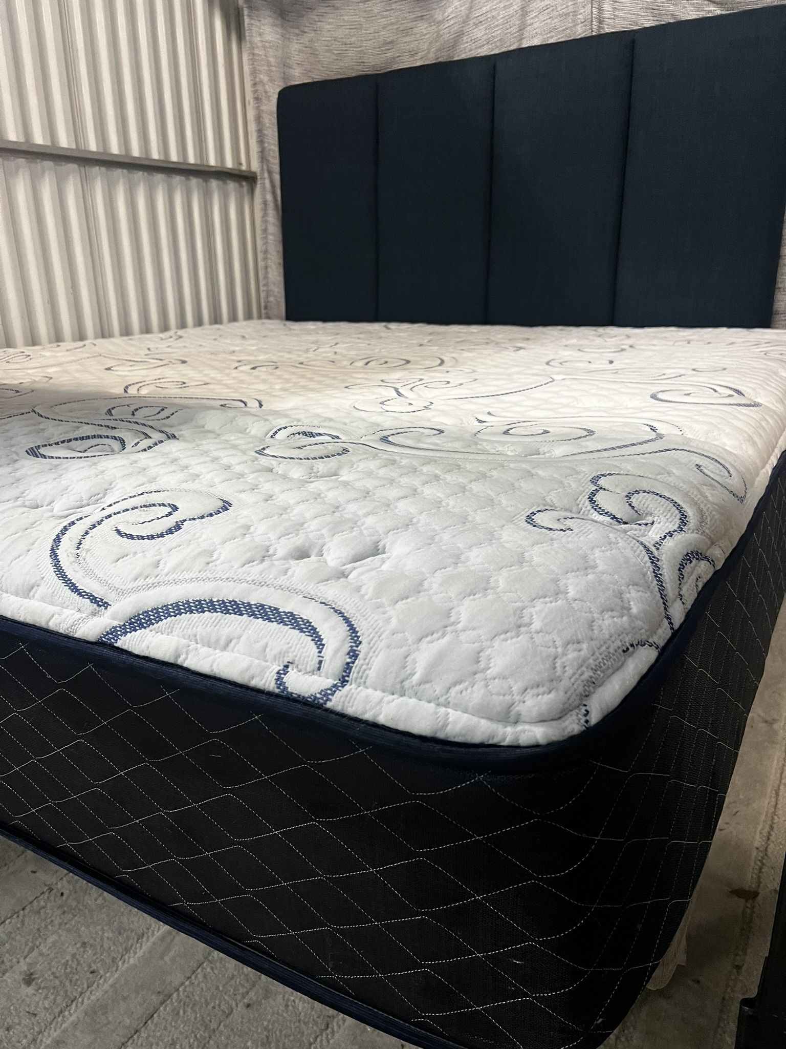 Nice 💙💛KING 💙💛MATTRESS AND 💙💛BOX SPRING