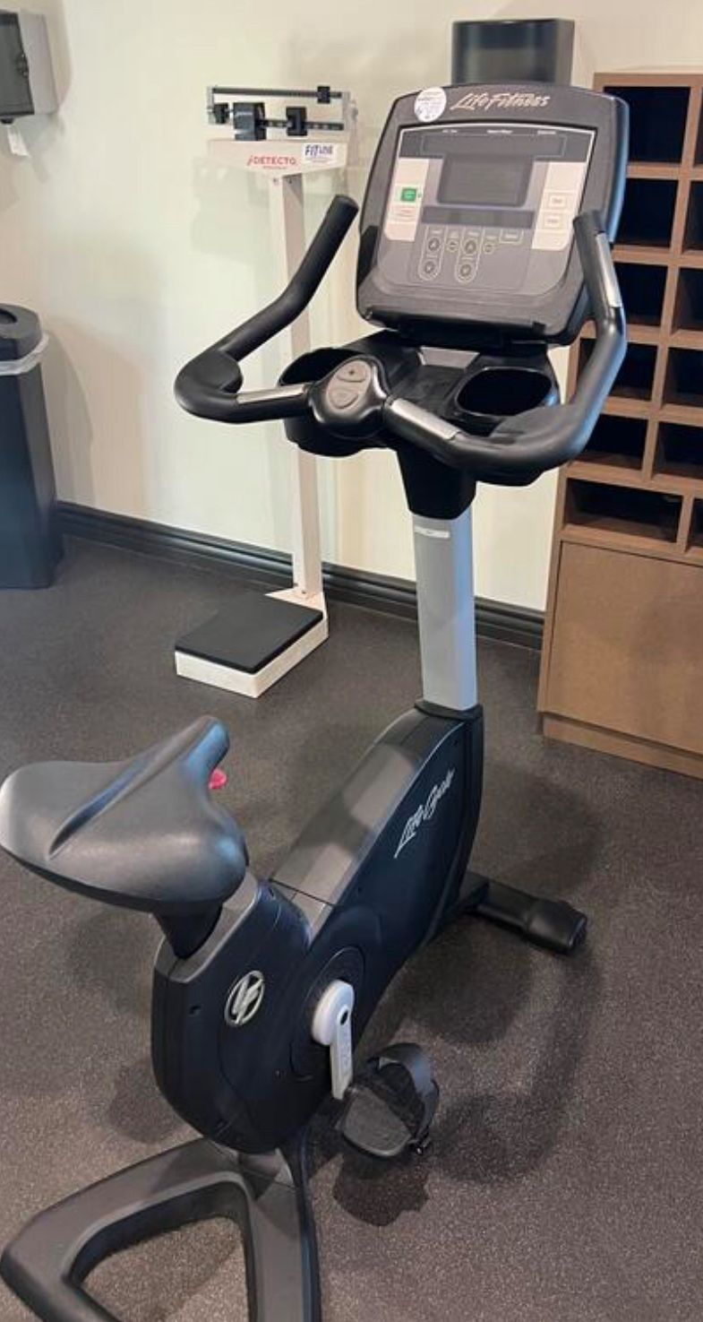 LIFE FITNESS 95C ACHIEVE UPRIGHT BIKE! READY FOR PICKUP OR DELIVERY!!