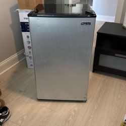 Magic Chef Mini Fridge HMR330SE