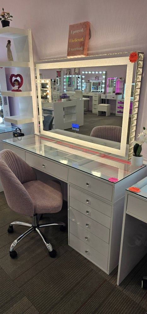 Hollywood Vanity Table With Mirror Light LED With Bluetooth With Speakers (Brand New)
