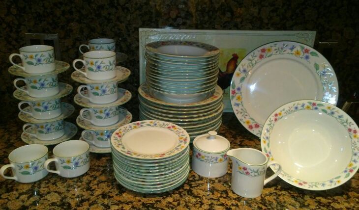 Gorgeous huge discontinued China set service for 12