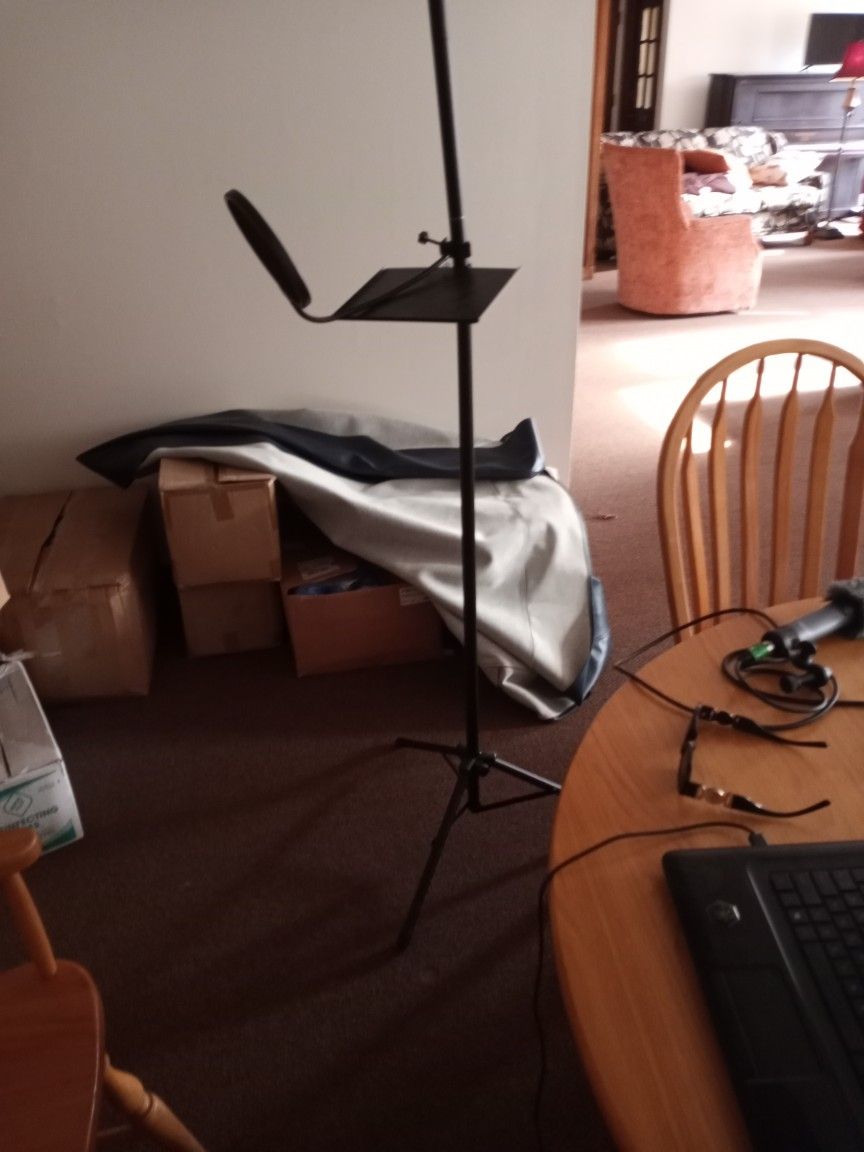 Mic Stand W/mini Table And Pop Filter