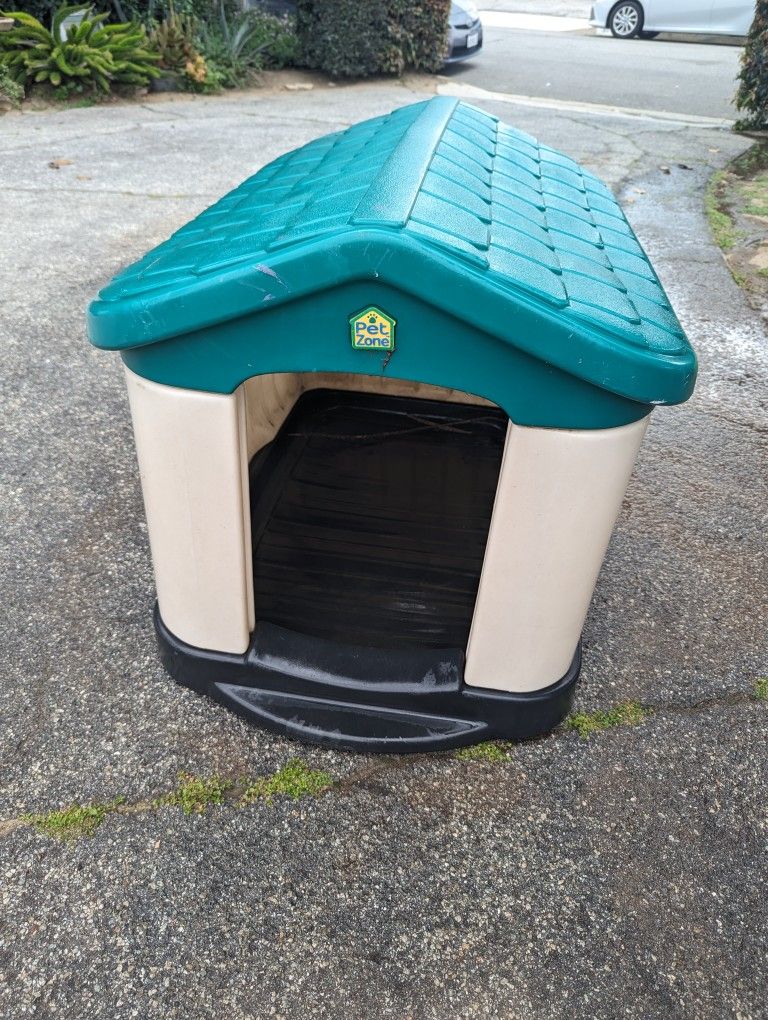 Pet Zone Dog House