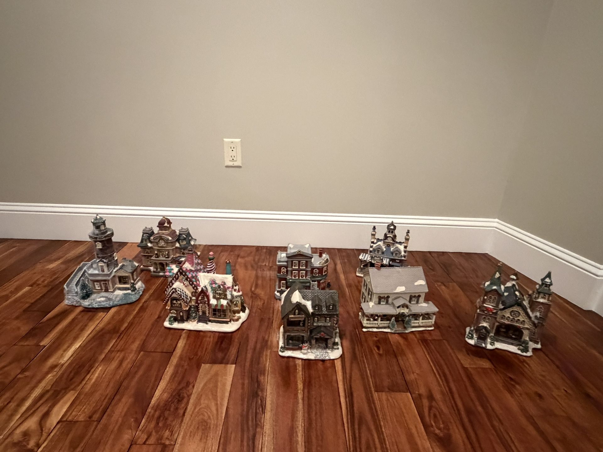 ✨ 8-Piece Holiday Village – Light-Up Set! ✨