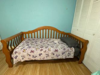 Daybed with twin mattress