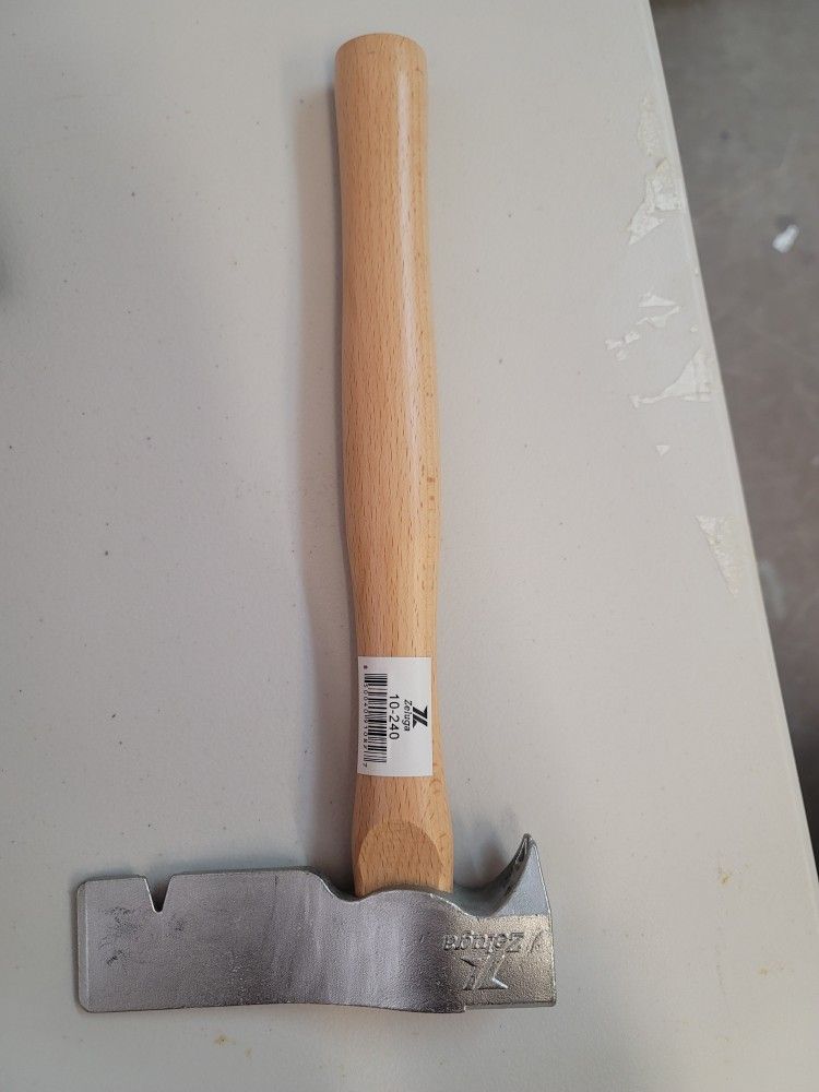 Zeluga Mag-Hatch Magnetic Faced Roofing Hatchet