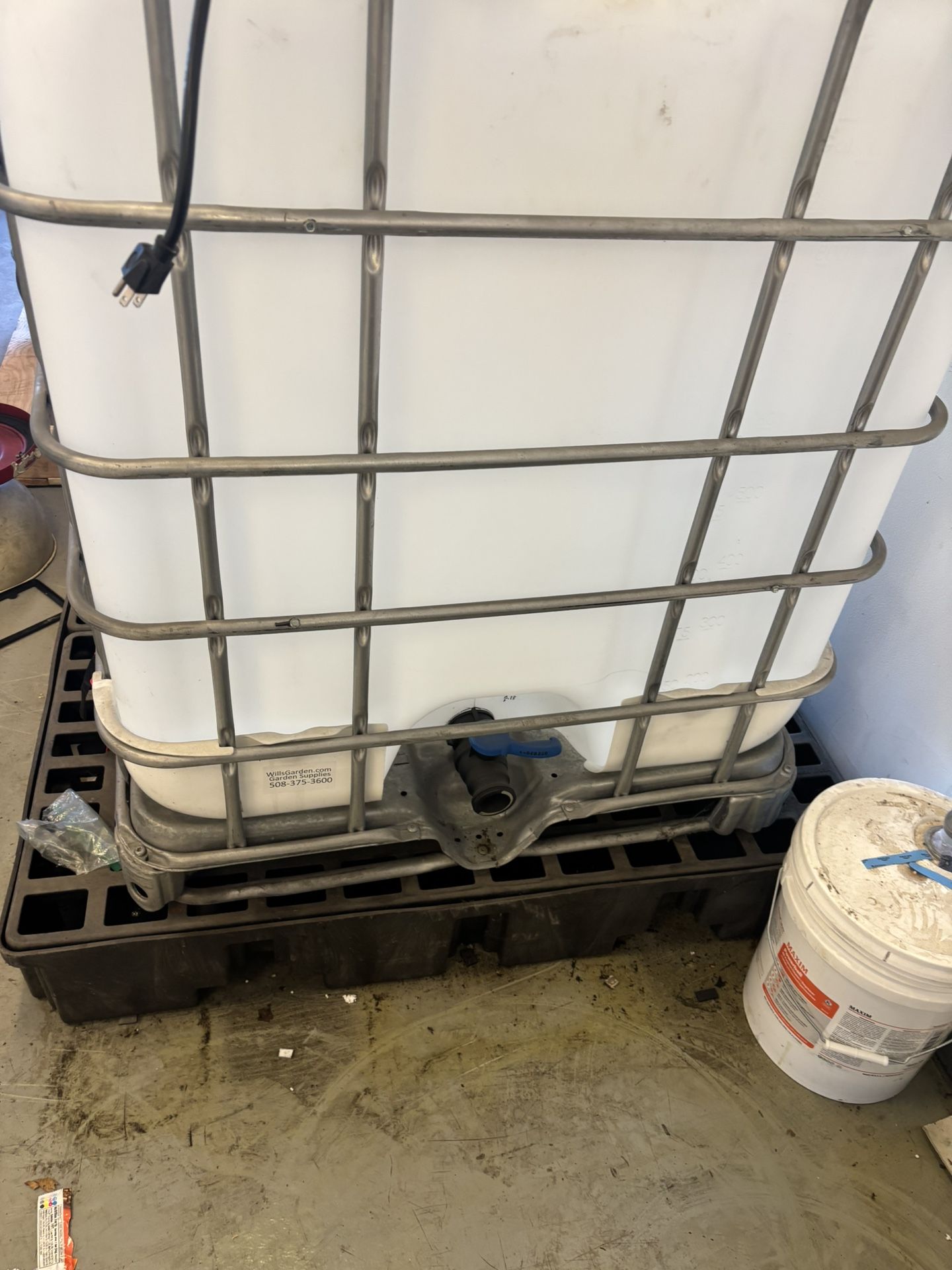 275 Gallon Water Containing