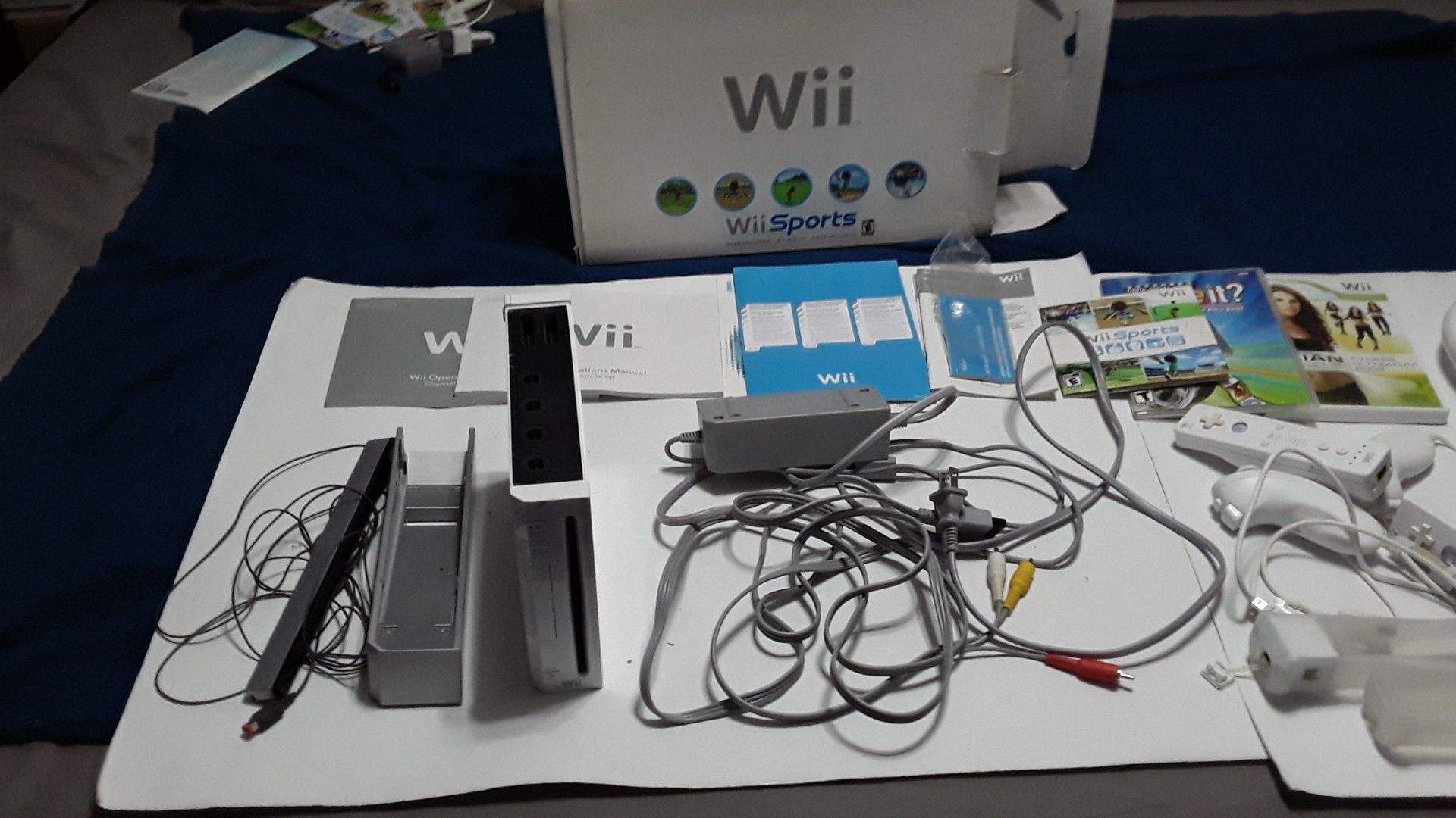 White Nintendo Wii system Bundle