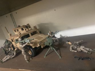 Military Humvy With 6 3.5 Inch Soldiers with guns and equipment.