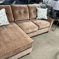 Stylish Reversing Chaise Sectional!