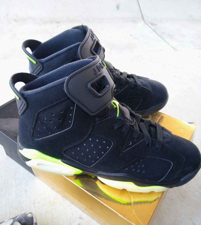AIR JORDAN • 6 Retro Black & Electric Green (size 6y=8 women's)