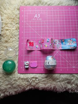 HELLO KITTY POCKET COLLECTION ZODIAC TAURUS SIGN & PLAQUARD in sealed capsule