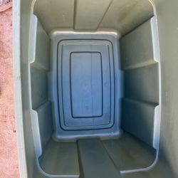 Rubbermaid Bin No Lid Size 18 https://offerup.com/redirect/?o=VXMuZ2FsLzY4 1L 24x16 16,51 In 