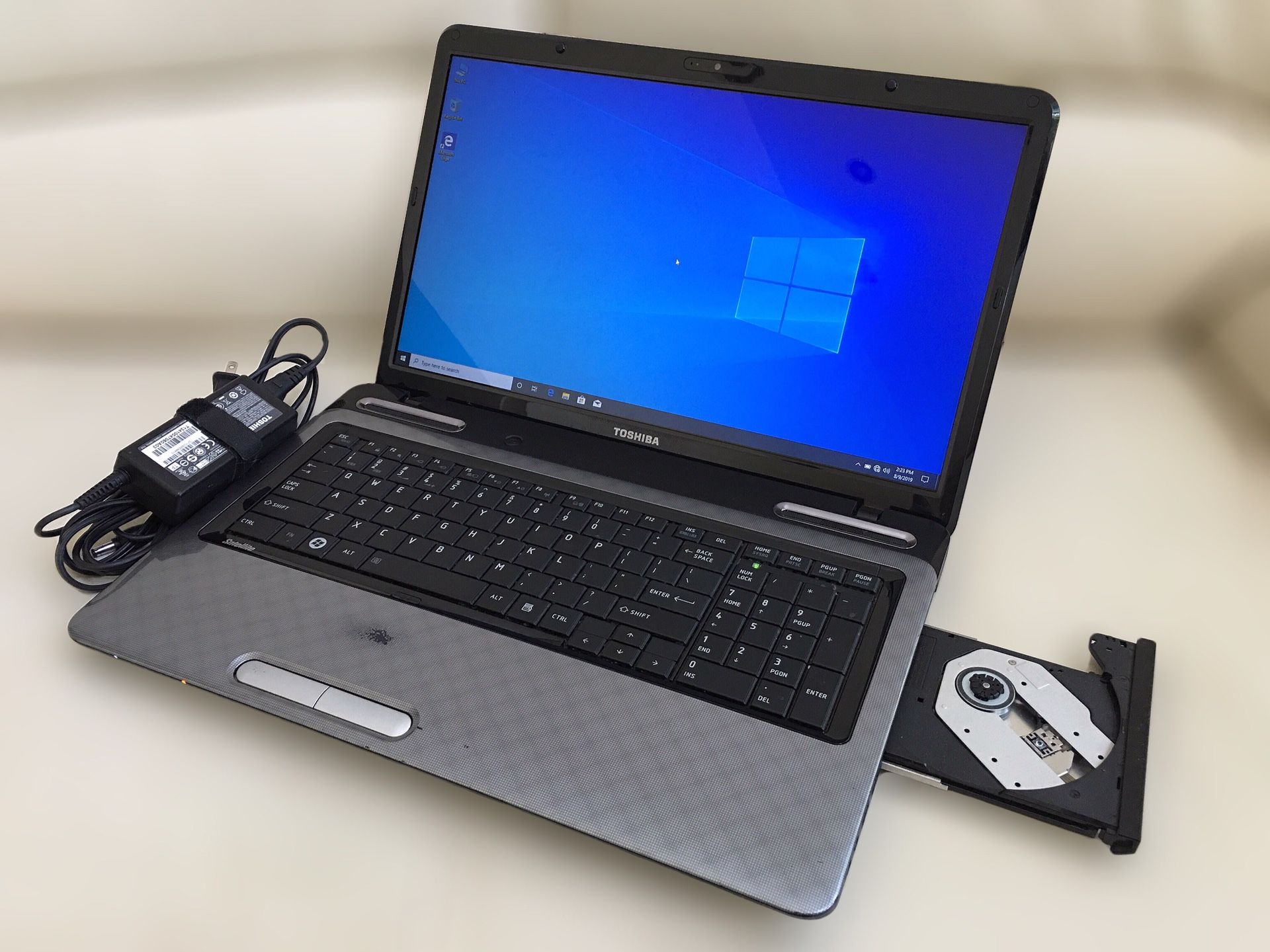 Toshiba 17.3” laptop / Windows 10 / Antivirus / Charger / Case