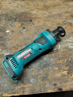 Cordless Makita XOC01 drywall cutout tool (tool only)