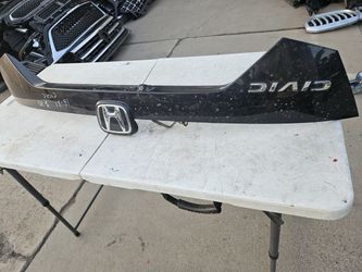 Honda civic trunk molding Oem