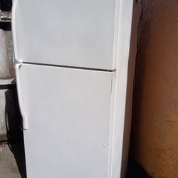 FULL SIZE WHIRLPOOL WHITE FRIDGE, CLEAN INSIDE AND OUT . WORKS GREAT
