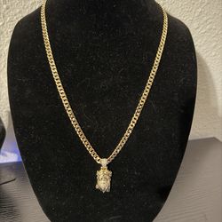 Silver necklace and pendant