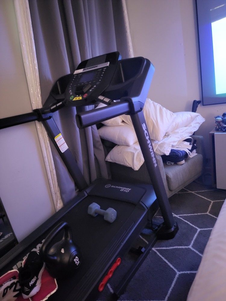 Trademill Schwinn Machine For Cardio Nice Condition I'm Not Used Just Some Time I Decided Goin To Gim