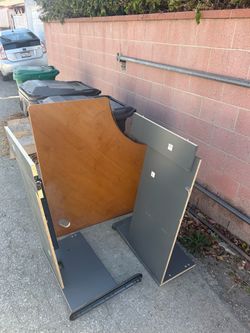 FREE Corner desk in Alley