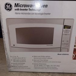 BRAND NEW GE Microwave 