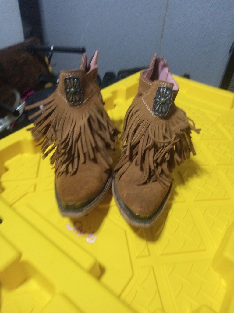 Size 10 Cowgirl Suede Heels ....Fringe Concho