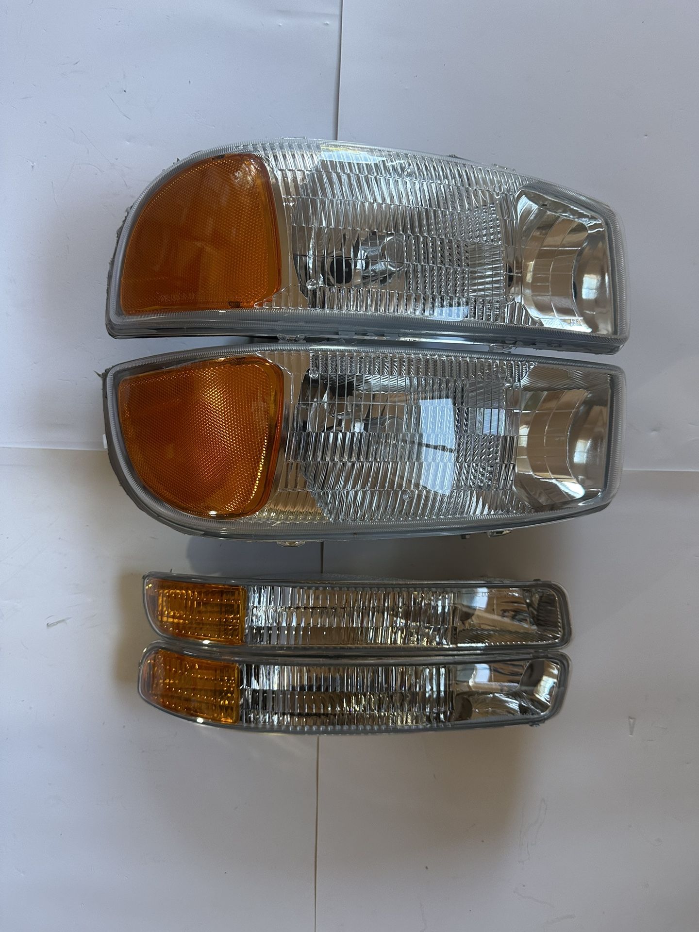 Gmc Yukon Headlight Year 99-07