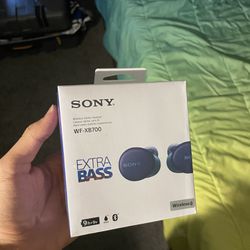 Brand New Sony Earphones, Packet Still Sealed Never Open, Try Before Buying 