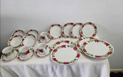 VINTAGE Gibson Christmas Poinsettia Holiday Dinner Set Of 20 Holiday Festive Elegant