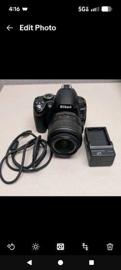 Nikon D D3000 10.2MP 18-55mm f/3.5-5.6G AF-S DX VR Nikkor Digital SLR Camera