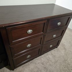 Dresser and 2 Nightstand 