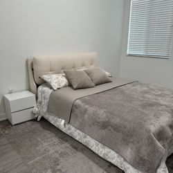 En Venta Juego De Cama Colchón , Mesas De Noche Y TV  Junto Con  Alfombra 