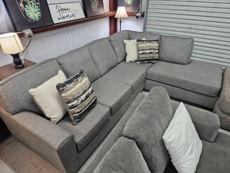 L-Shaped Gray Sectional w/ Throw Pillows – Delivery Available