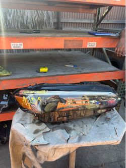 Honda civic RIGHT USED OEM HEADLIGHT (2022-2025)