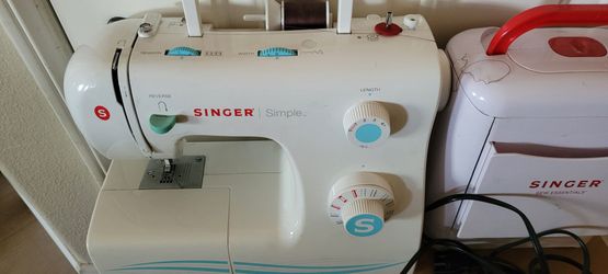 Singer Sewing Machine with Essentials Box