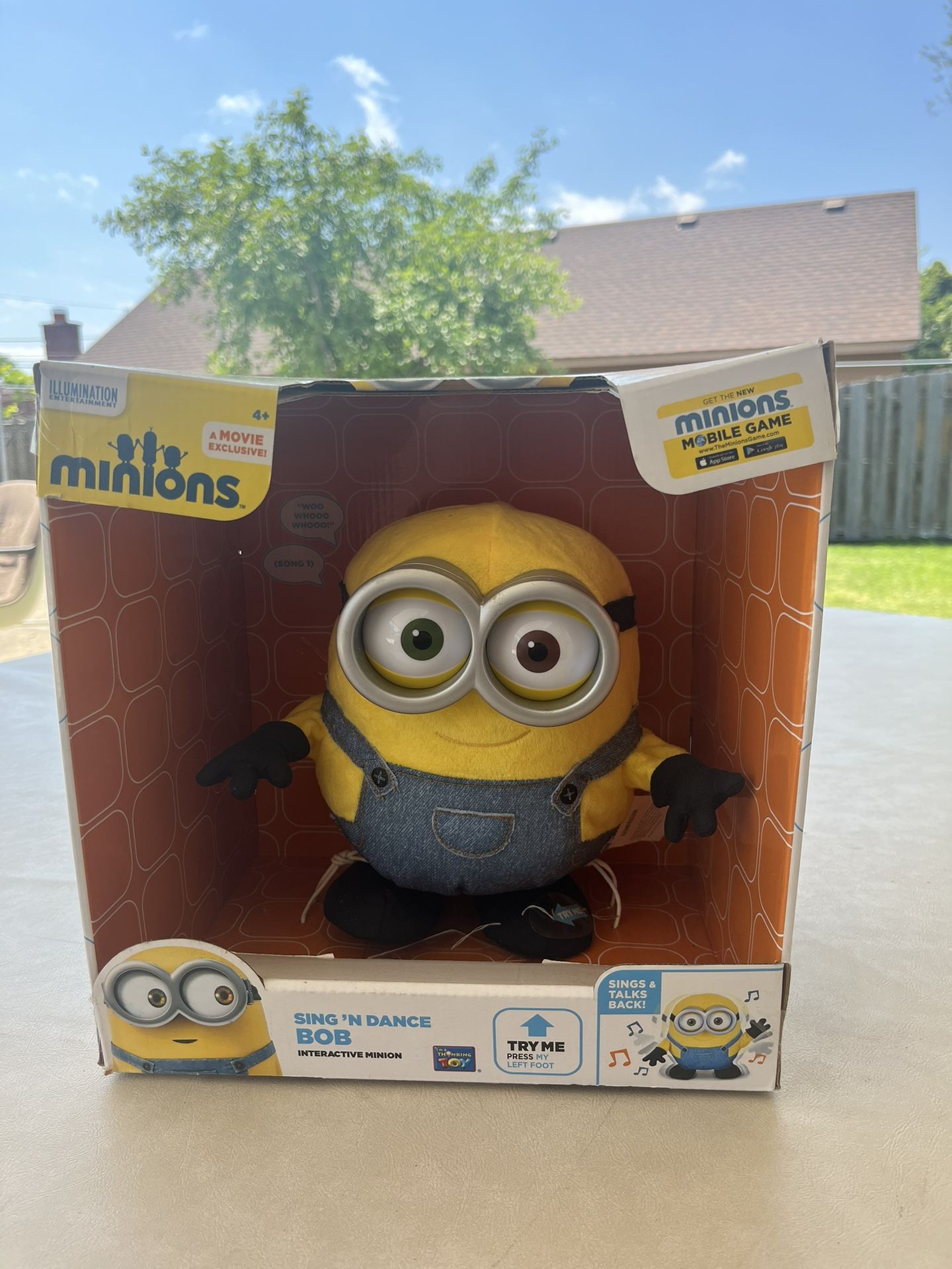 Despicable Me Minions Sing 'N Dance Bob Action Figure Includes DVD