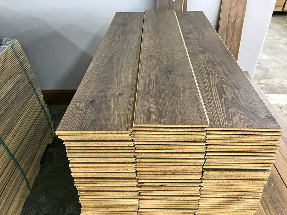 Flooring, Laminated {2981}.[Lakewood]