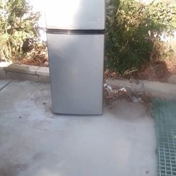 MAGIC CHEF REFRIGERATOR SLIVER