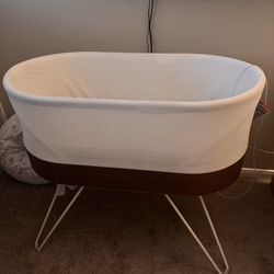 Snoo Bassinet with 18 Snoo Sacks included