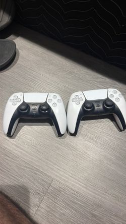 2 ps5 controllers