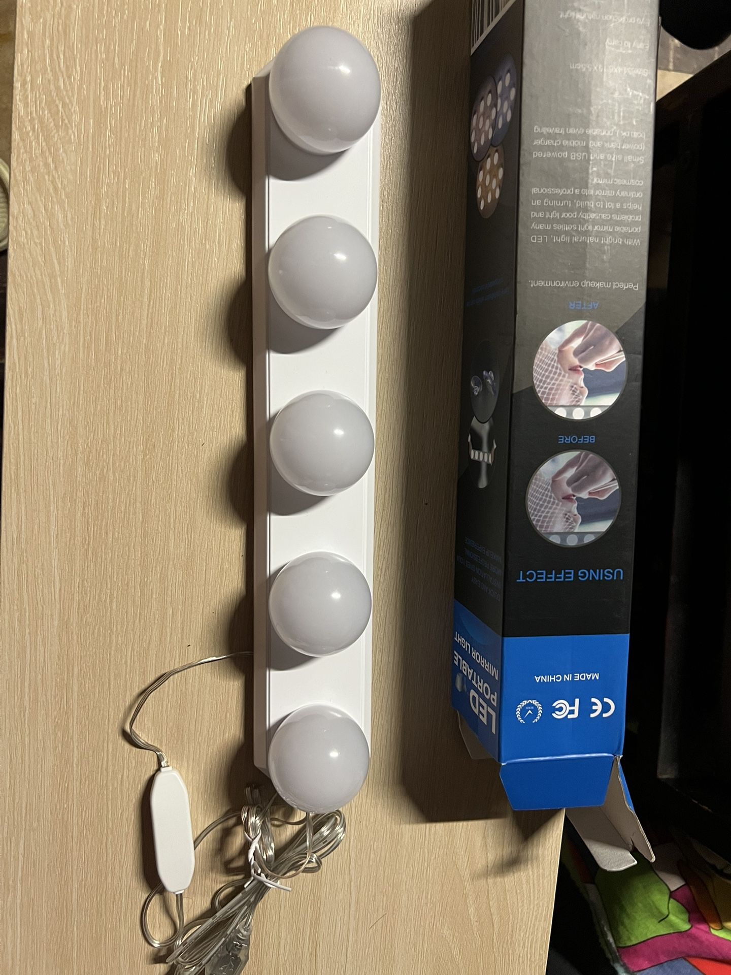 Portable LED mirror lights with 5 bulbs.brand New