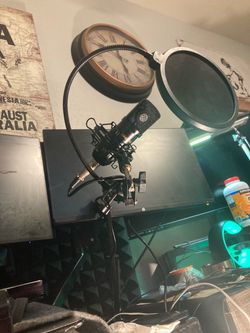 Condenser Microphone with Shock Mount and Pop Filter