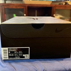 Kobe Sneakers Size 9 DS 