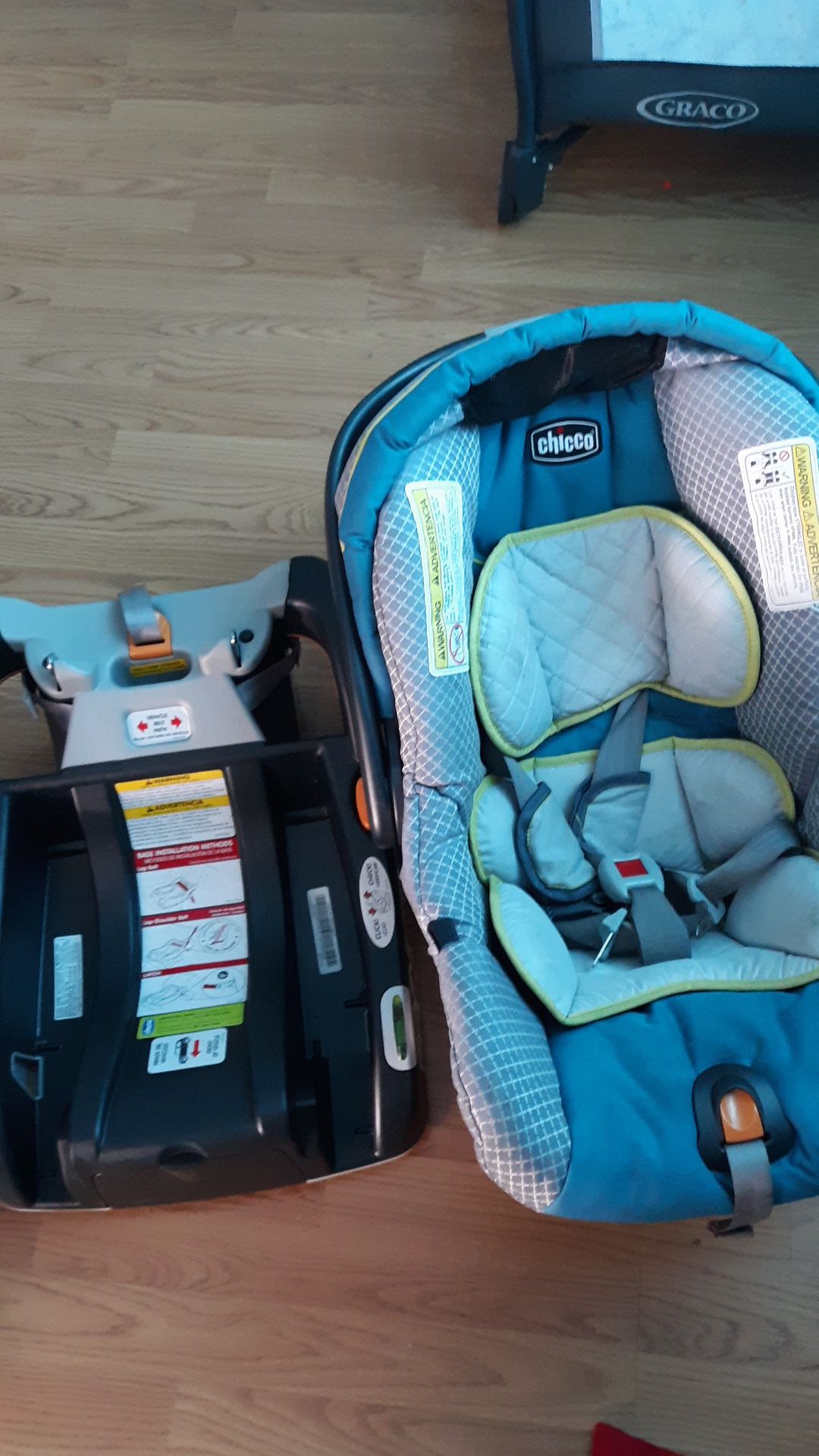 Chicco Carseat and stoller with base